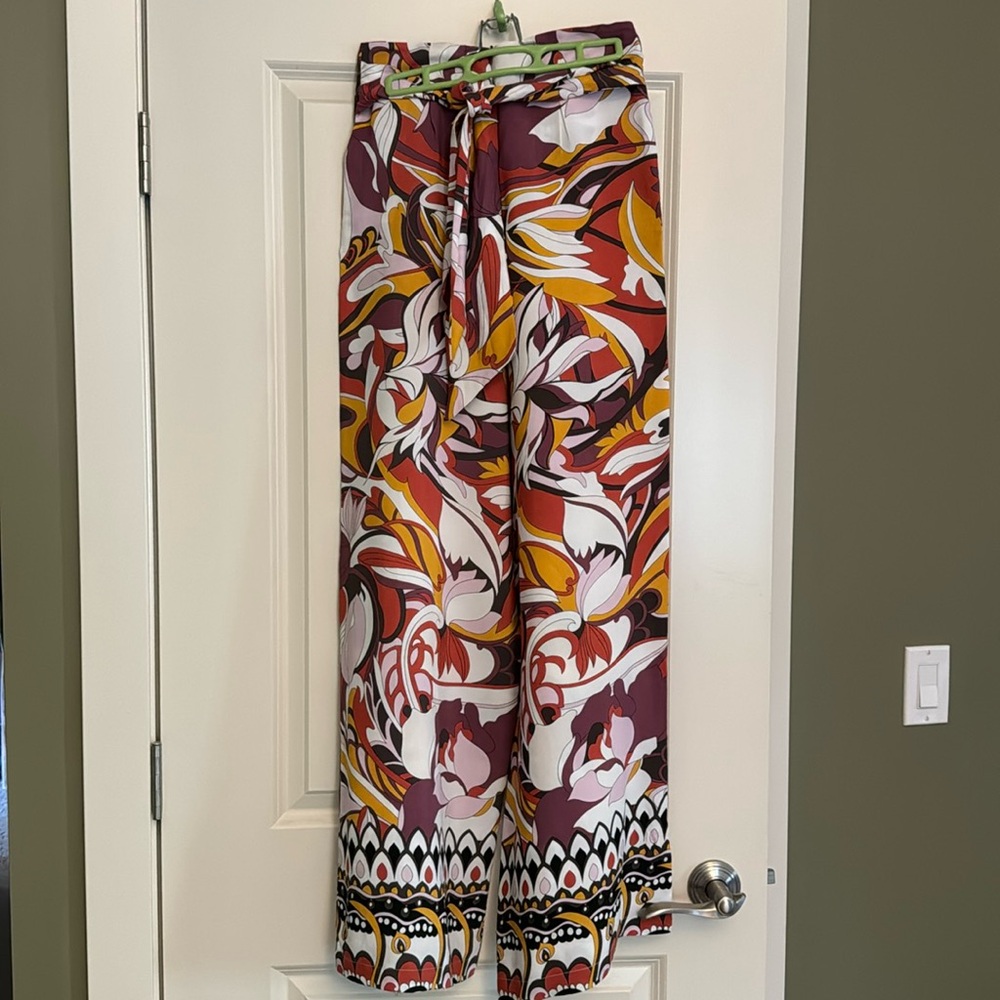 Adorable flat front wide leg pant. Beach vacation perfect!